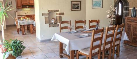 Plant, Picture Frame, Furniture, Table, Building, Flowerpot, Wood, Houseplant, Lighting, Flooring