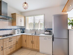 Cabinetry, Countertop, Spüle, Sinken, Eigentum, Zapfhahn, Schublade, Küche, Zimmerpflanze, Armatur