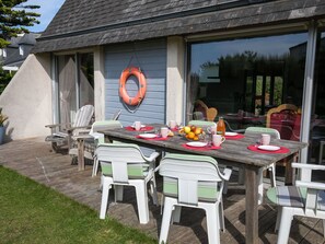Table, Meubles, Tableau De Plein Air, Bâtiment, Bois, Mobilier De Jardin, Plante, Maison, Chaise, Arbre