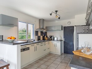 Countertop, Cabinetry, Eigentum, Küchengerät, Herd, Küche, Spüle, Haushaltsgerät, Sinken, Beleuchtung