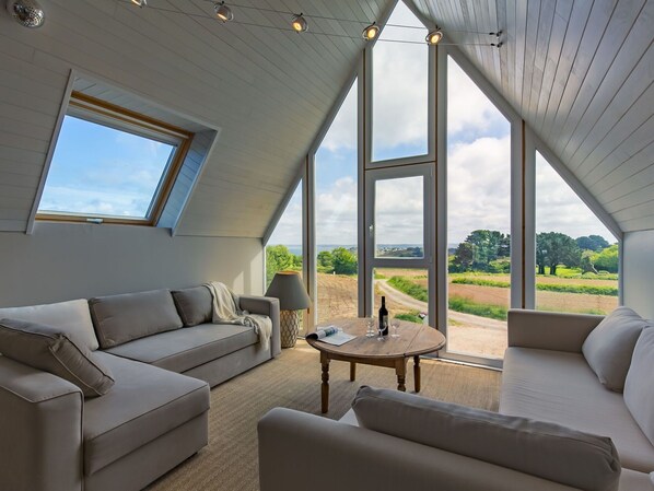 Couch, Möbel, Himmel, Eigentum, Gebäude, Fenster, Pflanze, Komfort, Schatten, Interior Design