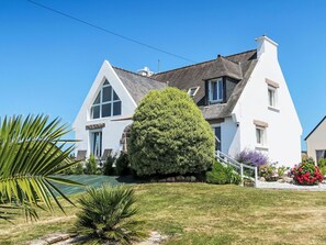 Plant, Sky, Window, Building, House, Land Lot, Grass, Tree, Neighbourhood, Cottage