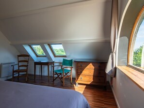 Ombre, Bois, Plante, Fenêtre, Confort, Design Intérieur, Bâtiment, Sol, Arbre, Sol
