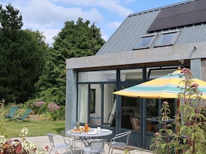 Plante, Table, Ciel, Fenêtre, Nuage, Bâtiment, Arbre, Chaise, Ombre, Chalet