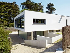 Plant, Sky, Plant Community, Tree, Window, Shade, Land Lot, Building, Slope, House