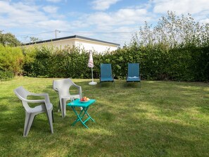 Cloud, Plant, Sky, Plant Community, Natural Landscape, Vegetation, Land Lot, Outdoor Furniture, Grass, Landscape