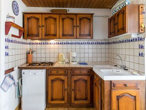 Cabinetry, Zapfhahn, Countertop, Möbel, Sinken, Spüle, Eigentum, Armatur, Holz, Küche