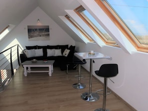 Möbel, Gebäude, Holz, Interior Design, Schatten, Wohnzimmer, Flooring, Fussboden, Fenster, Tabelle