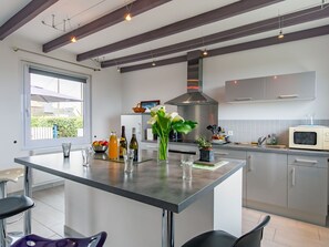 Countertop, Cabinetry, Möbel, Eigentum, Sinken, Herd, Küche, Küchengerät, Stuhl, Tabelle
