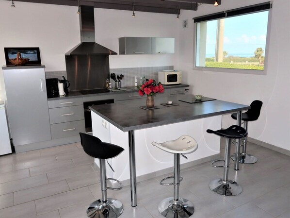 Tabelle, Eigentum, Möbel, Cabinetry, Beleuchtung, Interior Design, Countertop, Flooring, Holz, Die Architektur