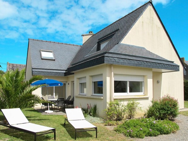 Pflanze, Wolke, Himmel, Gebäude, Eigentum, Fenster, Haus, Schatten, Grundstueck, Hütte