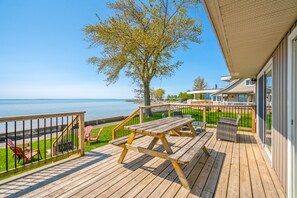Large patio with mixed seating 