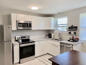 Fully equipped kitchen, with coffee maker and coffee.