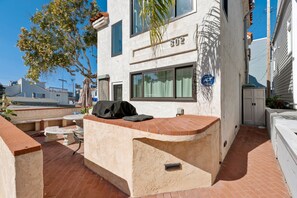 BBQ and private outdoor seating area  300 feet to Mission Beach steps to the Bay