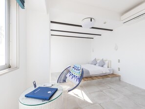 1QueenSizeBed