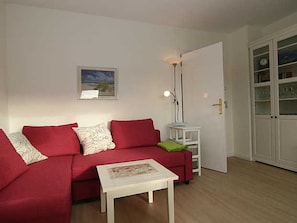 Mit gemütlichem Sofa