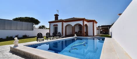 Terraza y piscina