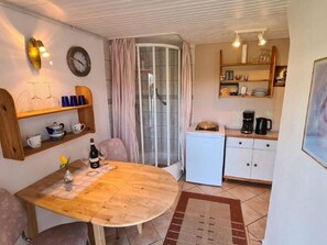 Küche mit Dusche und Eßecke