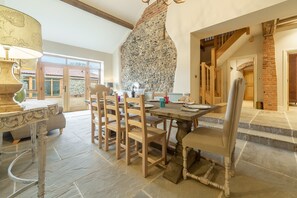 Fallow Folly, Little Massingham: Dining area with access to outdoors