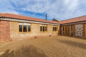 Red Stag Lodge: Front elevation