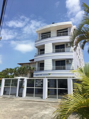 Vista frontal de la propiedad