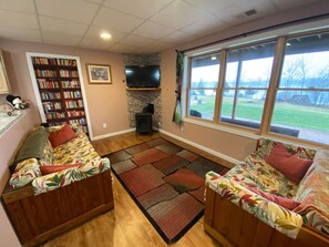 Come visit our cozy, well appointed apartment and enjoy all the amenities we have to offer. Relax by the fire and enjoy the view after having fun outside or a day of shopping and visiting.