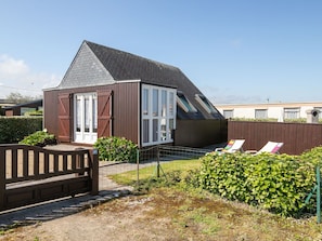 Pflanze, Himmel, Eigentum, Fenster, Gebäude, Grundstueck, Hütte, Holz, Gras, Nachbarschaft