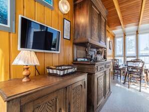 Möbel, Eigentum, Tabelle, Cabinetry, Holz, Interior Design, Flooring, Fussboden, Küche, Holzbeize
