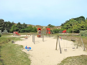 Öffentlicher Raum, Spielplatz, Baum, Grundstueck, Park, Freizeit, Erholung, Boden, Stadt, Spielmittel