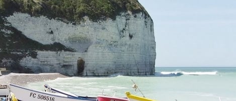 La plage de galets d'Yport er ses barques échouées, appelées des doris.