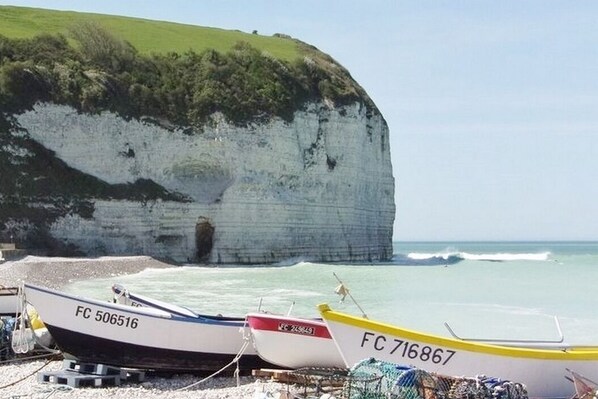 La plage de galets d'Yport er ses barques échouées, appelées des doris.