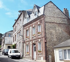 La maison en brique et silex pour 8 voyageurs, avec 4 chambres sur 3 niveaux.