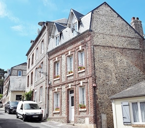 La maison en brique et silex pour 8 voyageurs, avec 4 chambres sur 3 niveaux.