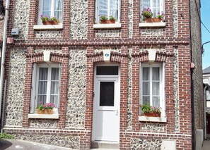 La maison typique en brique et silex.