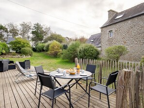 Plante, Table, Meubles, Nuage, Ciel, Chaise, Arbre, Bâtiment, Herbe, Bois