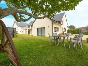 Plant, Building, Sky, Property, Furniture, Window, Tree, Table, Land Lot, House