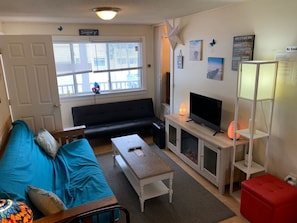 Living room w/flat screen cable TV, cozy decor & pullout double futon