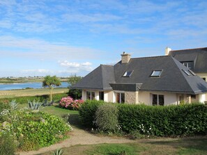 Himmel, Pflanze, Wolke, Gebäude, Fenster, Haus, Natürliche Landschaft, Grundstueck, Blume, Wasser
