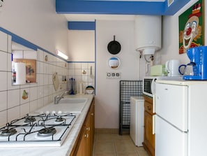 Cabinetry, Eigentum, Blau, Küche, Küchengerät, Interior Design, Gebäude, Countertop, Herd, Fussboden