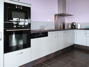 Comptoir, Cabinetry, Propriété, Robinet, Appareil De Cuisine, Électroménager, Cuisine, Cuisinière, Bois, Sol