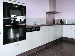 Countertop, Cabinetry, Eigentum, Zapfhahn, Küchengerät, Haushaltsgerät, Küche, Herd, Holz, Flooring