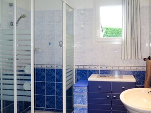 Salle De Bains, Tuile, Pièce, Propriété, Bleu, Architecture, Sol, Design Intérieur, Immobilier, Porte