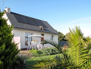 Ciel, Plante, Fenêtre, Bâtiment, Bleu Azur, Maison, Arbre, Végétation, Herbe, Nuage