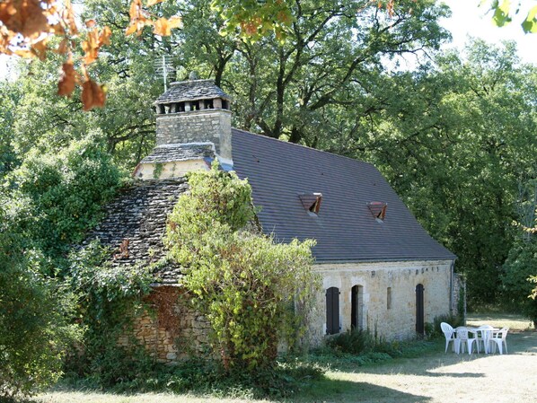 Pflanze, Eigentum, Gebäude, Baum, Fenster, Gras, Haus, Ländliches Gebiet, Landschaft, Hütte