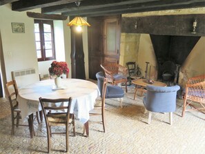Möbel, Eigentum, Tabelle, Stuhl, Pflanze, Gebäude, Interior Design, Fussboden, Flooring, Grundeigentum