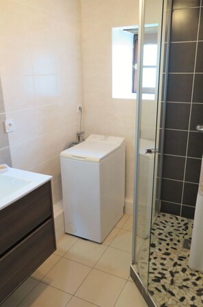 Eigentum, Badezimmer, Armatur, Interior Design, Fussboden, Flooring, Wand, Verbundwerkstoff, Installation