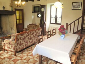 Tabelle, Bilderrahmen, Möbel, Gebäude, Pflanze, Dekoration, Couch, Beleuchtung, Wohnzimmer, Lampe