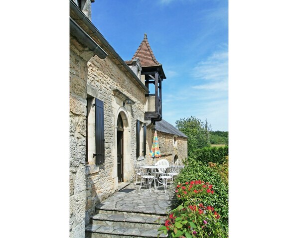 Ciel, Plante, Nuage, Propriété, Bâtiment, Fenêtre, Fleur, Maison, Chaise, Chalet