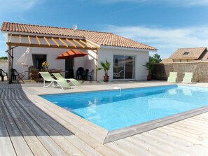 L'Eau, Nuage, Ciel, Propriété, Bâtiment, Plante, Piscine, Bleu Azur, Ombre, Design Intérieur