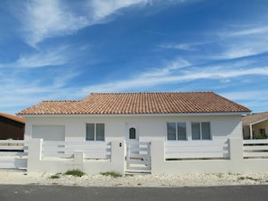 Wolke, Himmel, Gebäude, Fenster, Pflanze, Haus, Tür, Grundstueck, Holz